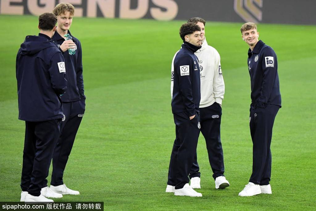 德甲最佳阵容揭晓:拜仁六人入选,施洛特贝克等新星崭露头角